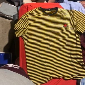 Selling a yellow shirt with black strips and a rose size L men